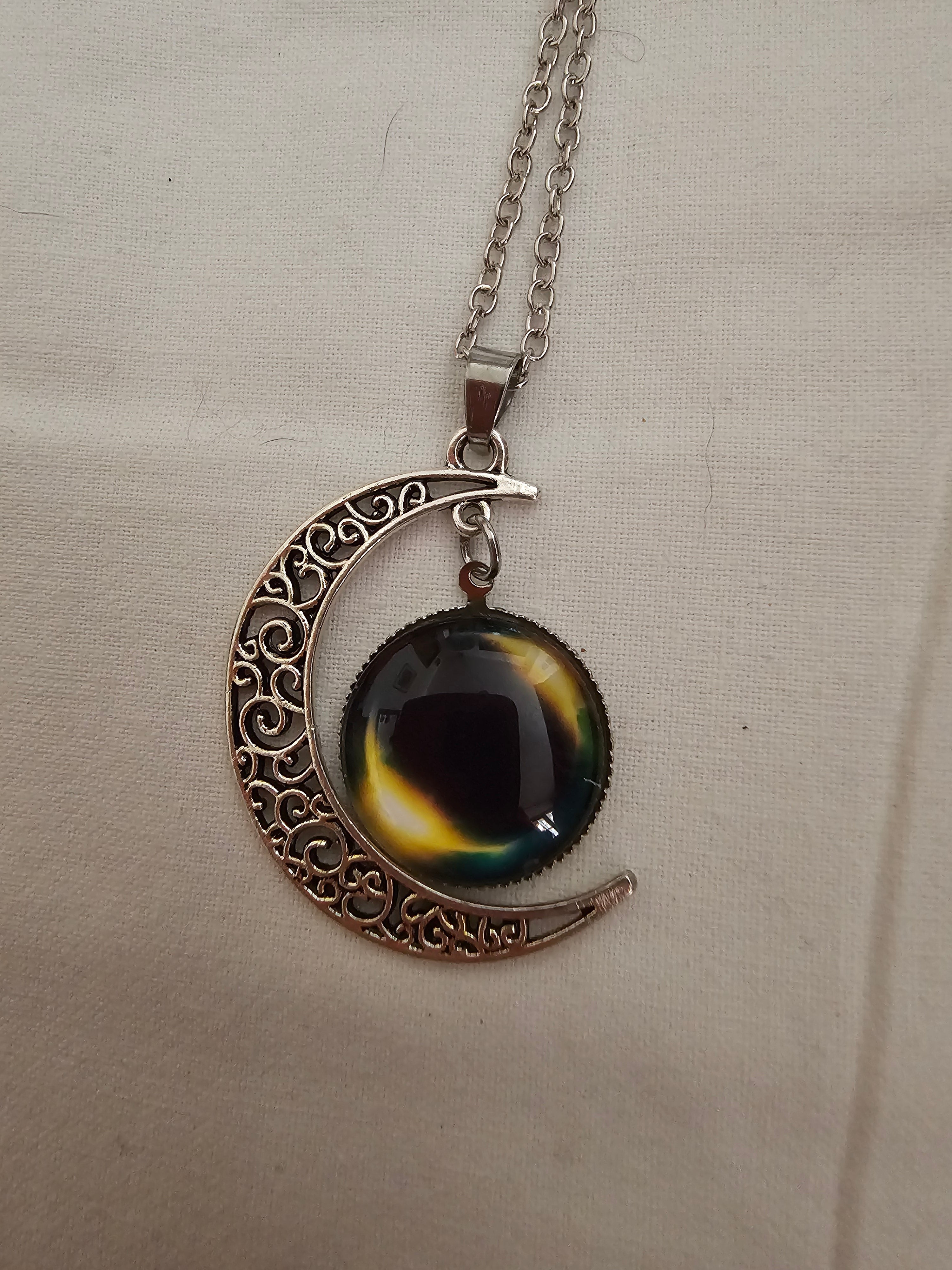 Collar con colgante de media luna
