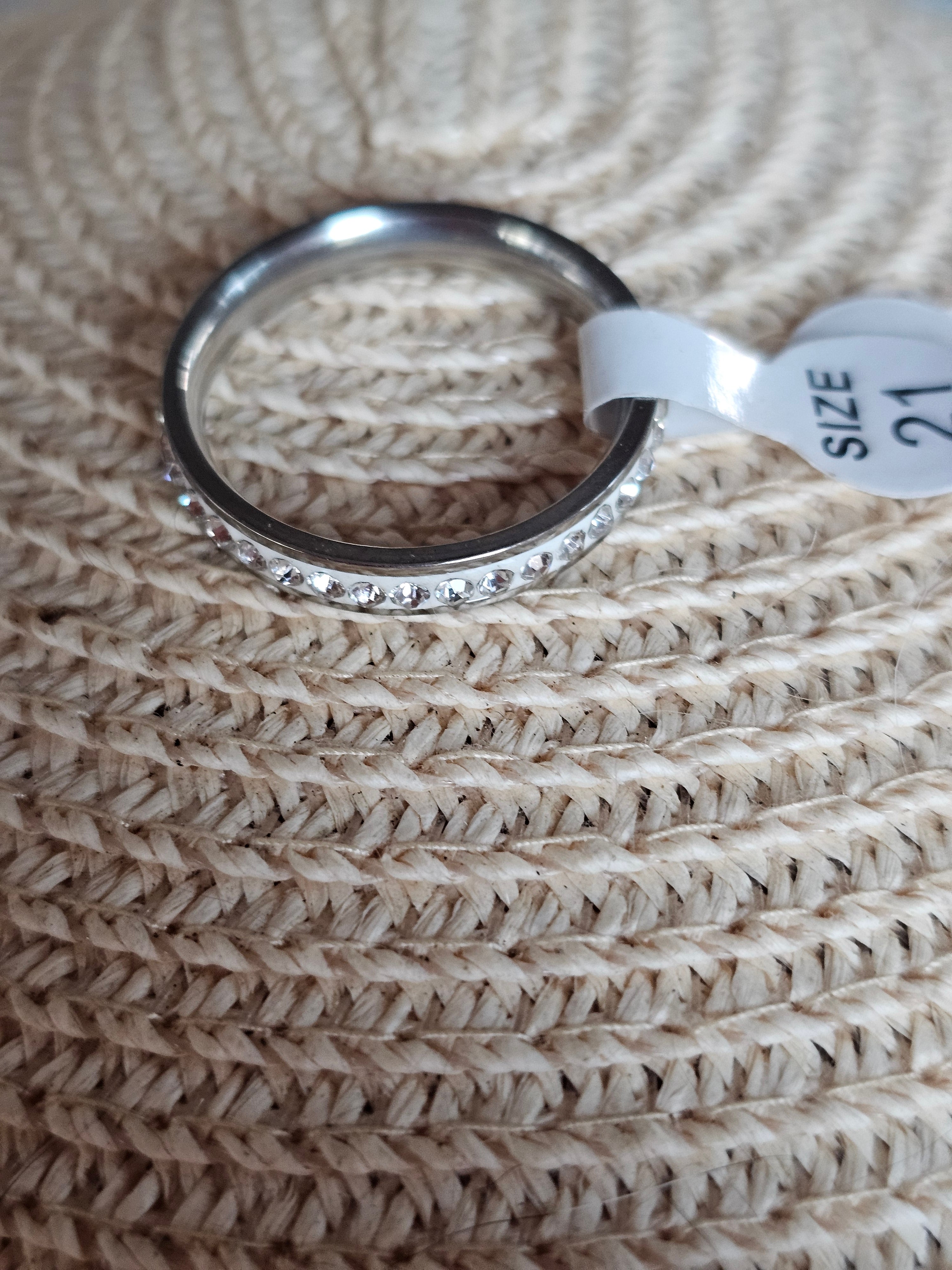 Anillo blanco con cristales