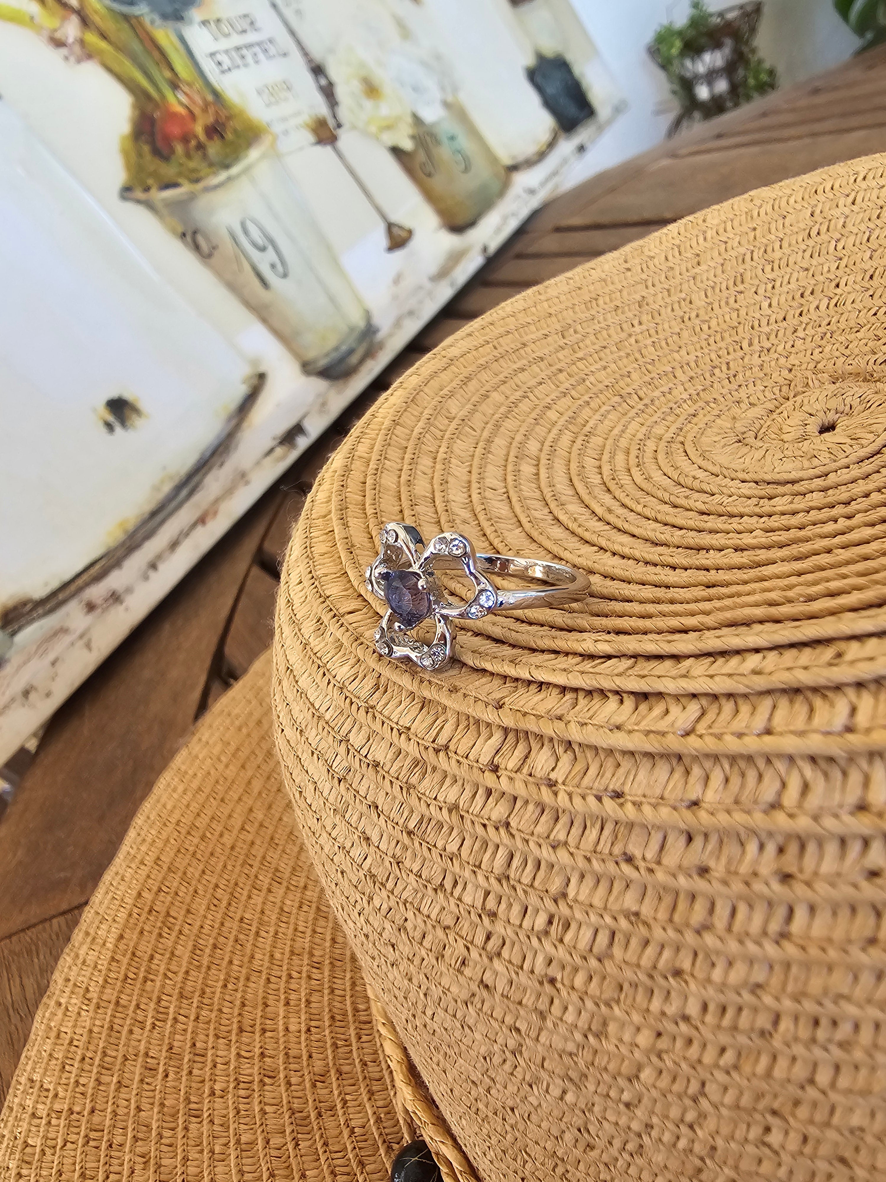Lindo anillo con forma floral