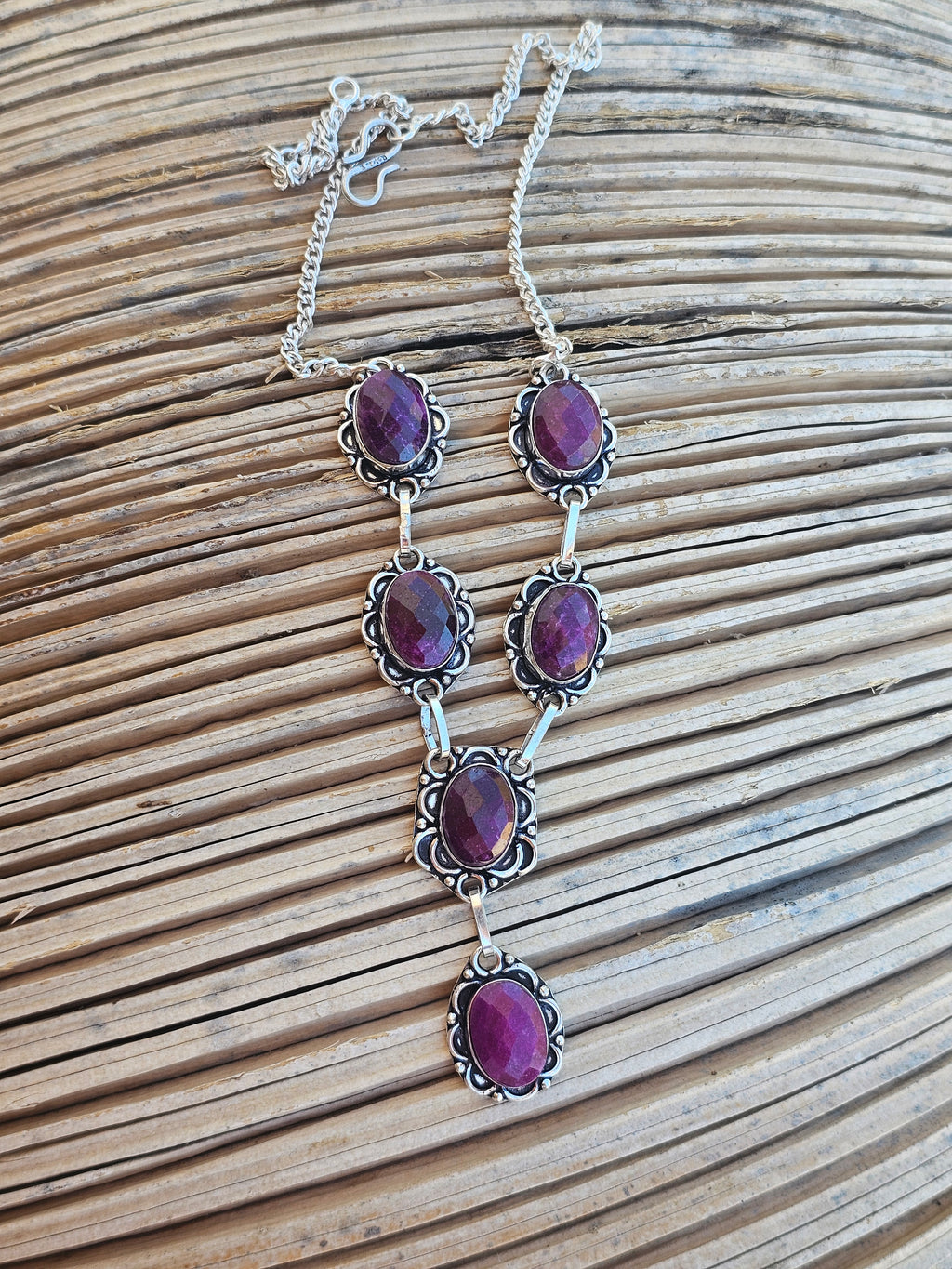 Lindo collar púrpura para cualquier ocasión