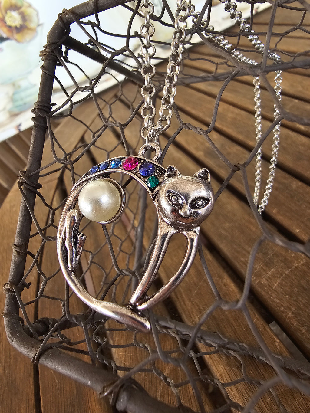 Collar Colgante Gato de la Luna – Perla y Cristales Arcoíris