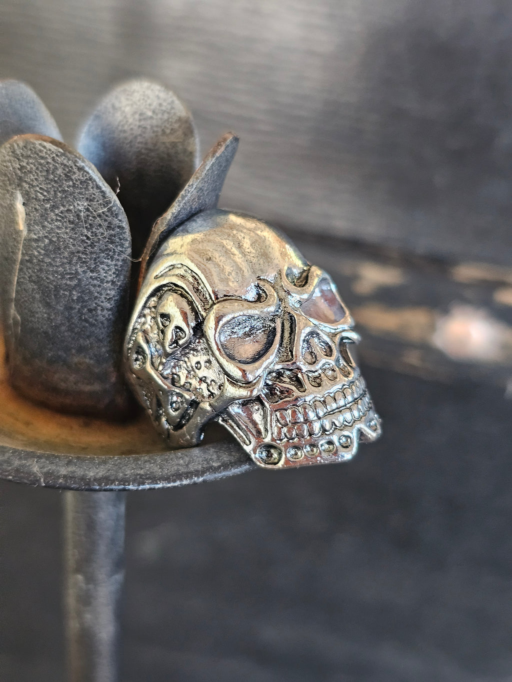 Llamativo anillo de calavera