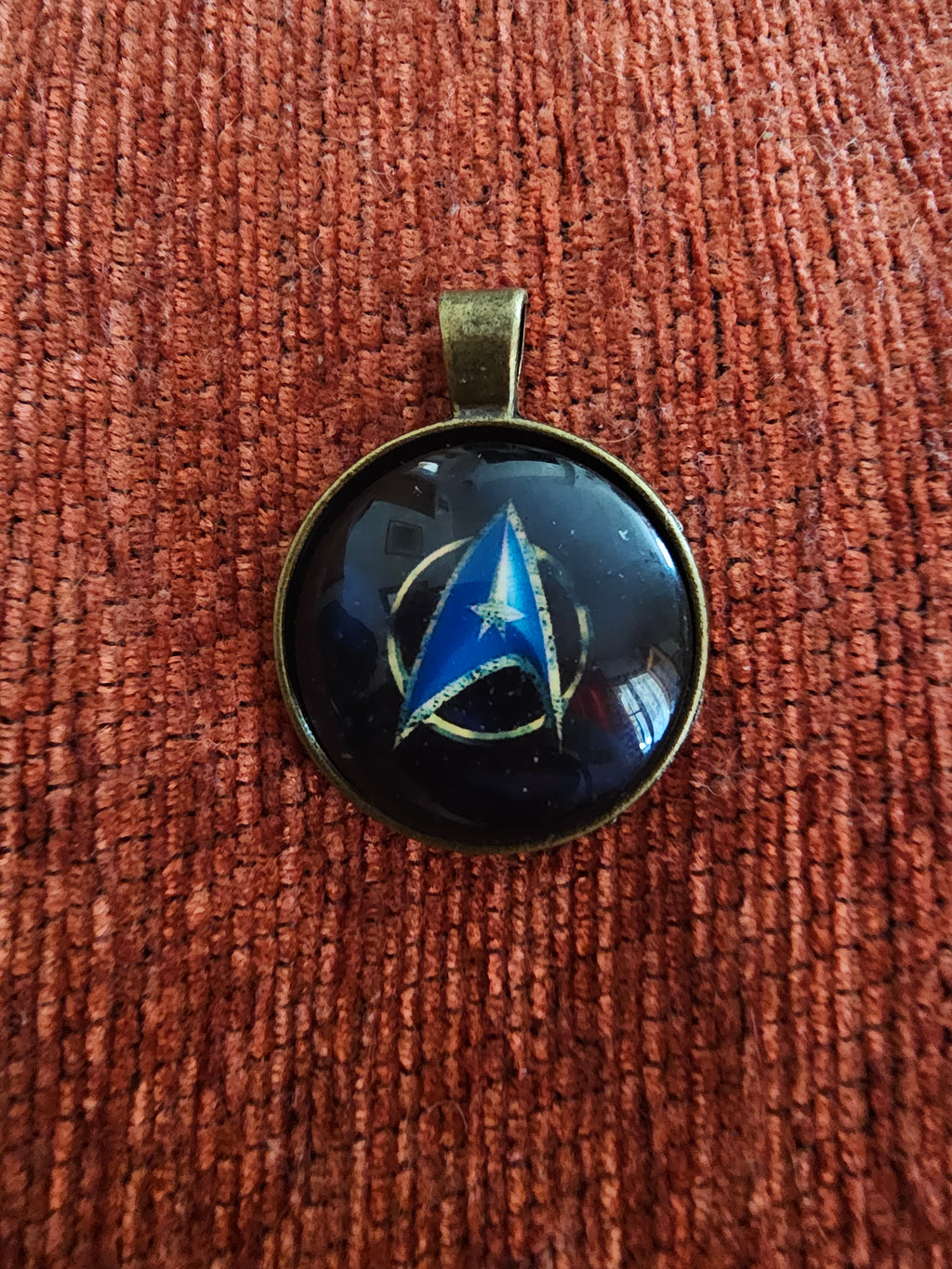 Star Trek Collar colgante con logo Boldly aumentado