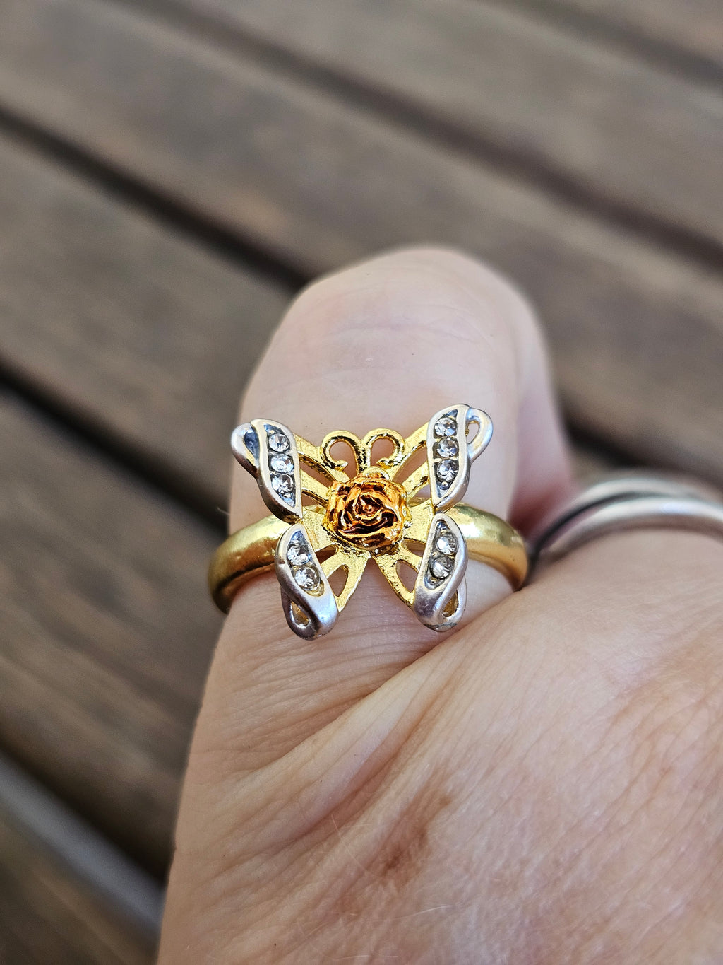 Un anillo en forma de mariposa