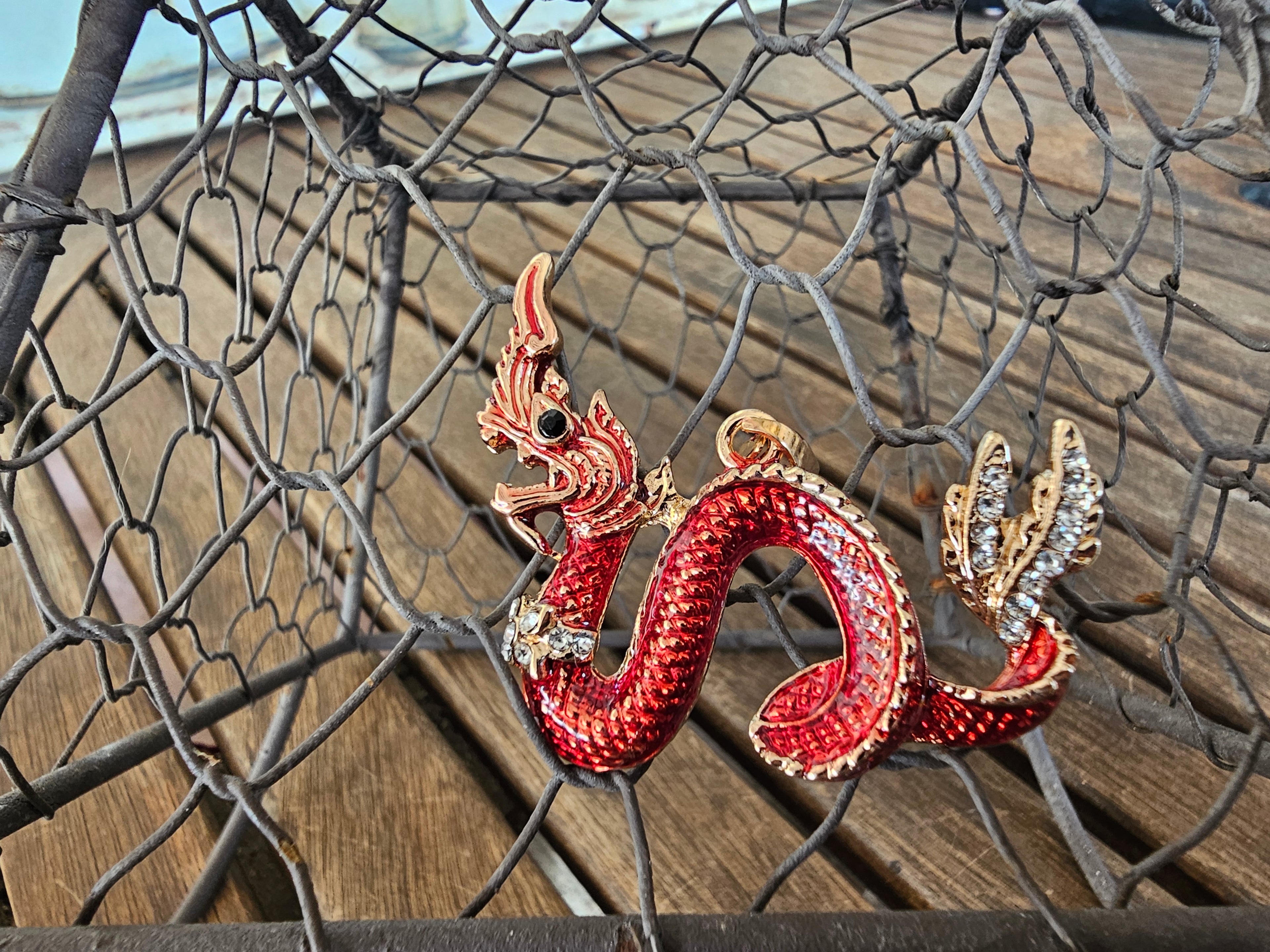 Collar Colgante Dragón Oriental Rojo – Dorado y Cristales (Betsey Johnson)