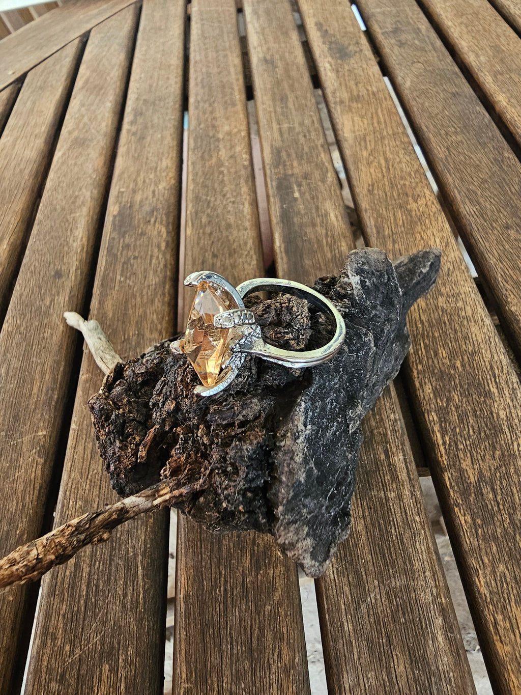 Llamativo anillo con filigranas y piedra cuadrado