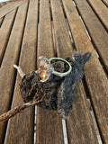 Llamativo anillo con filigranas y piedra cuadrado