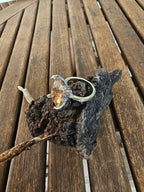 Llamativo anillo con filigranas y piedra cuadrado