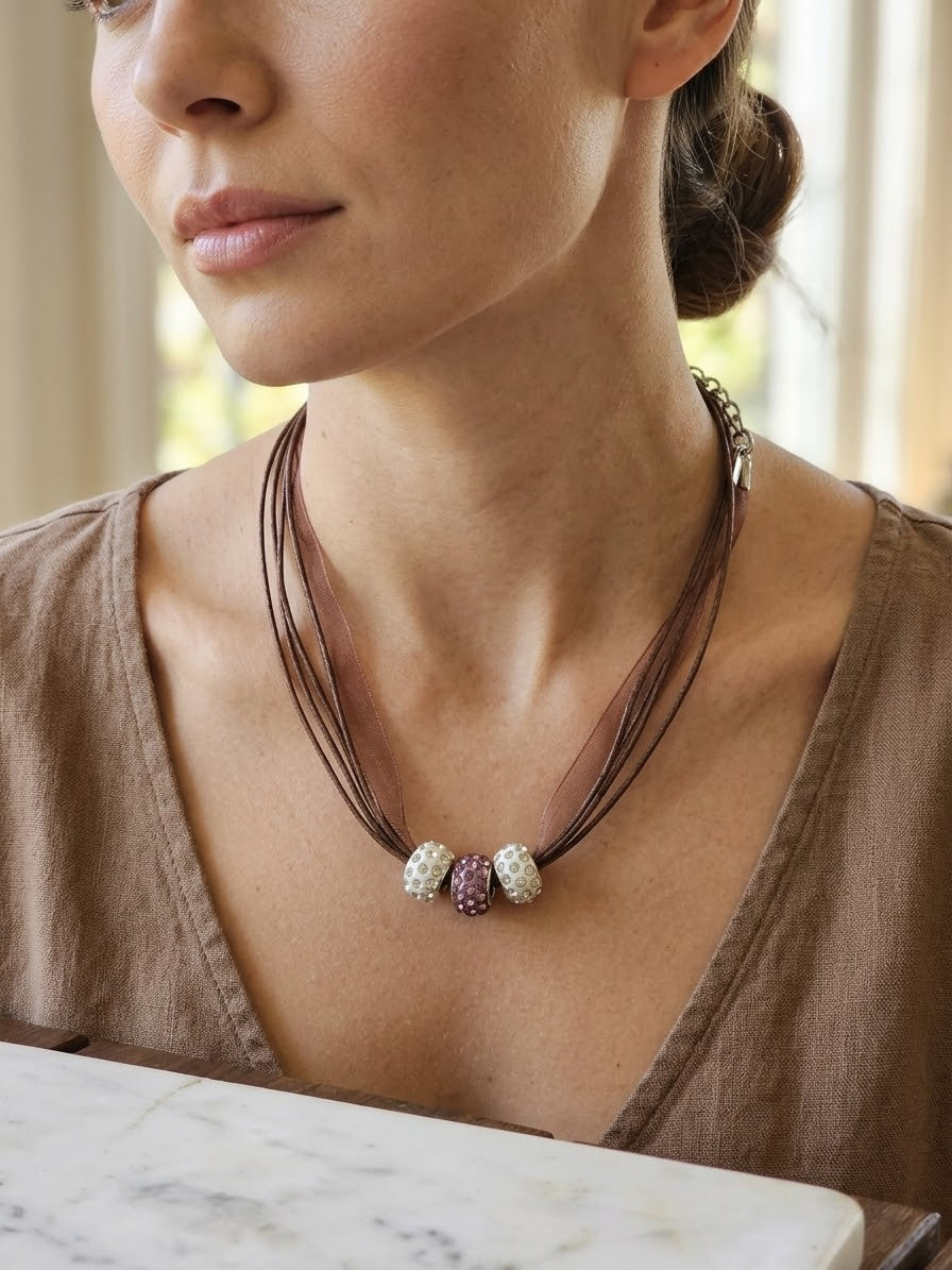Collar Multihilo con Cuentas Pavé – Tonos Marrón, Blanco y Malva