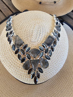 Collar elegante oscuro