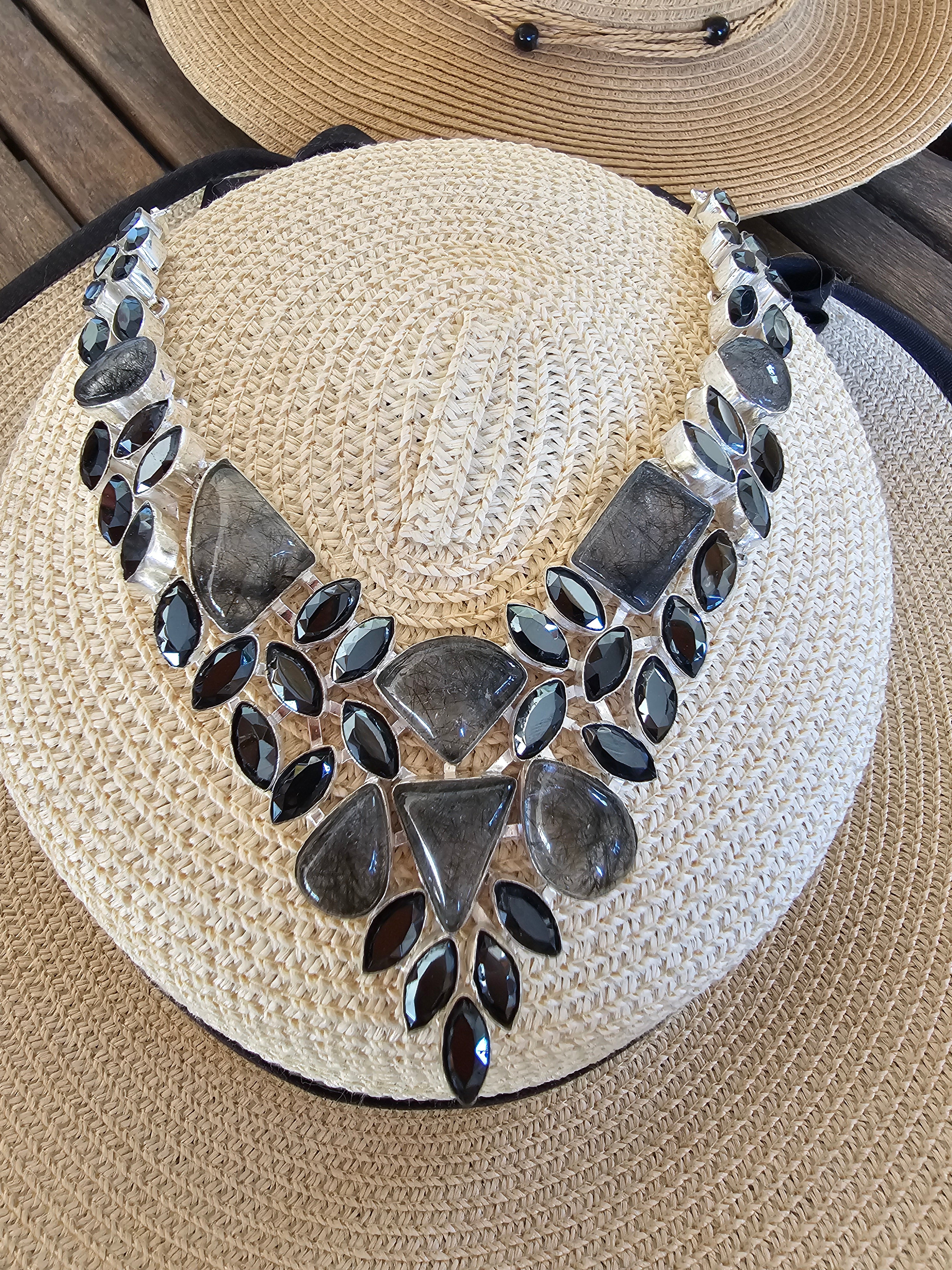 Collar elegante oscuro