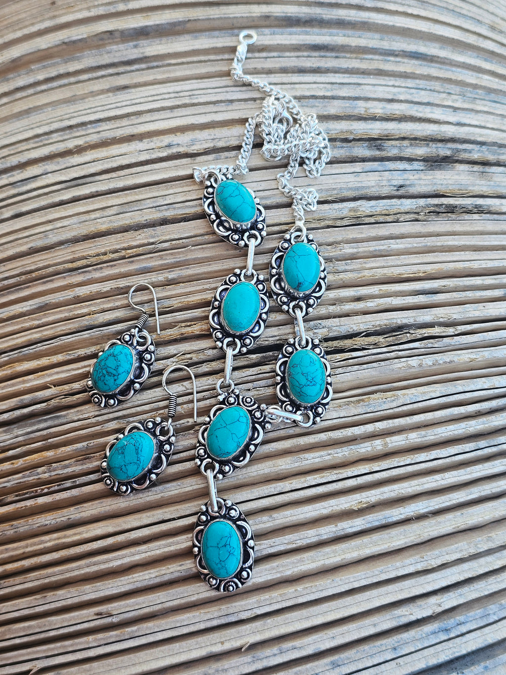 Conjunto de collar y pendientes turquesa