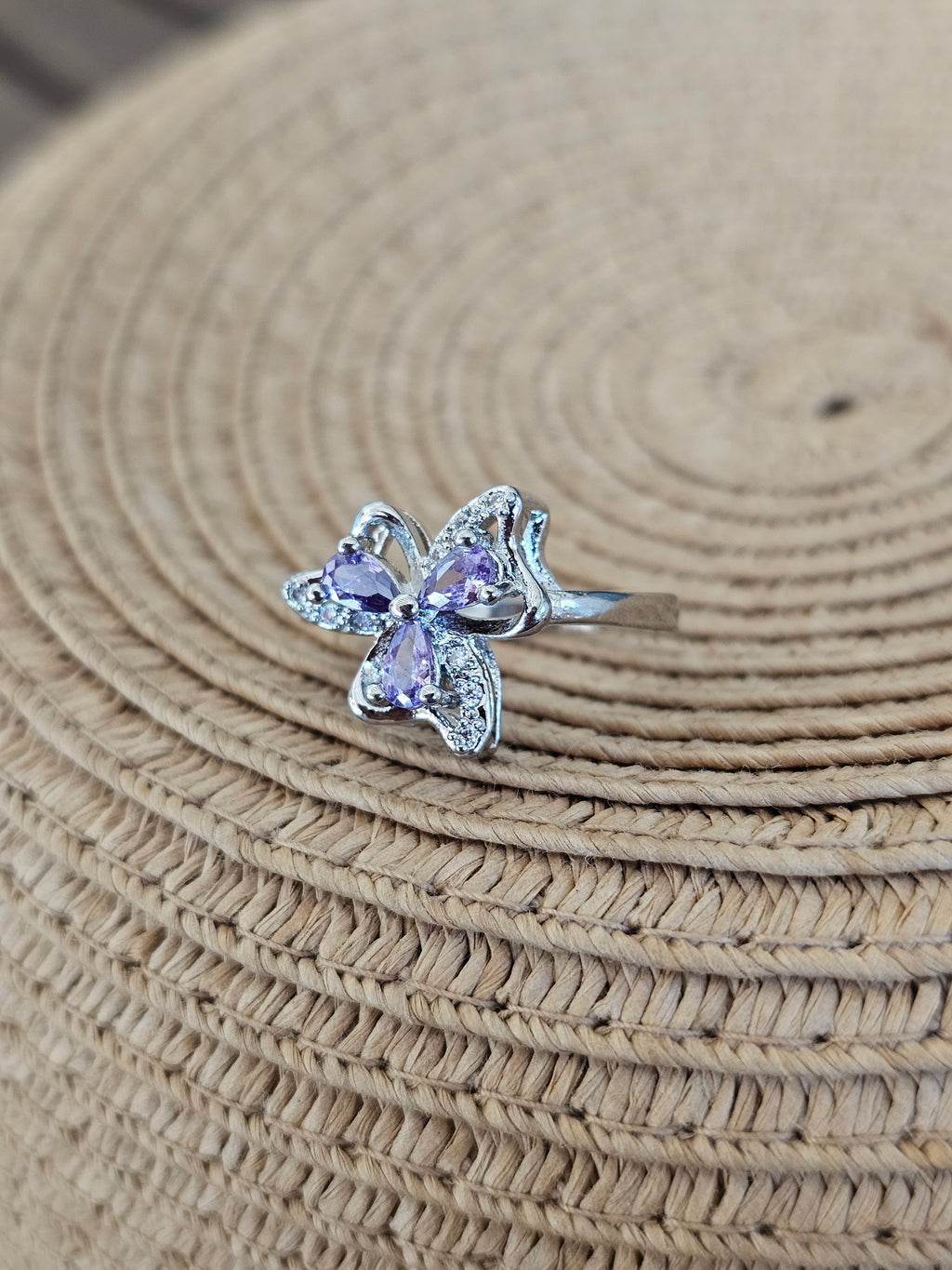 Delicado anillo con silueta floral