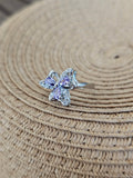 Delicado anillo con silueta floral