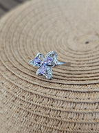 Delicado anillo con silueta floral