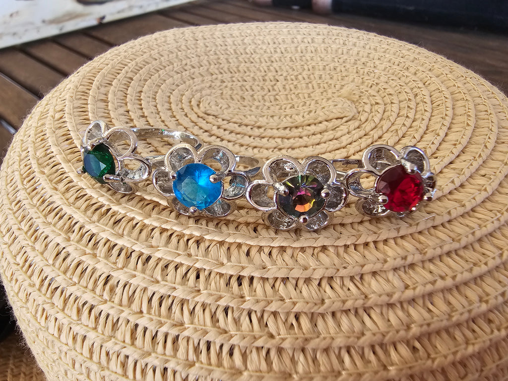 Lindo anillo con forma floral en varios colores