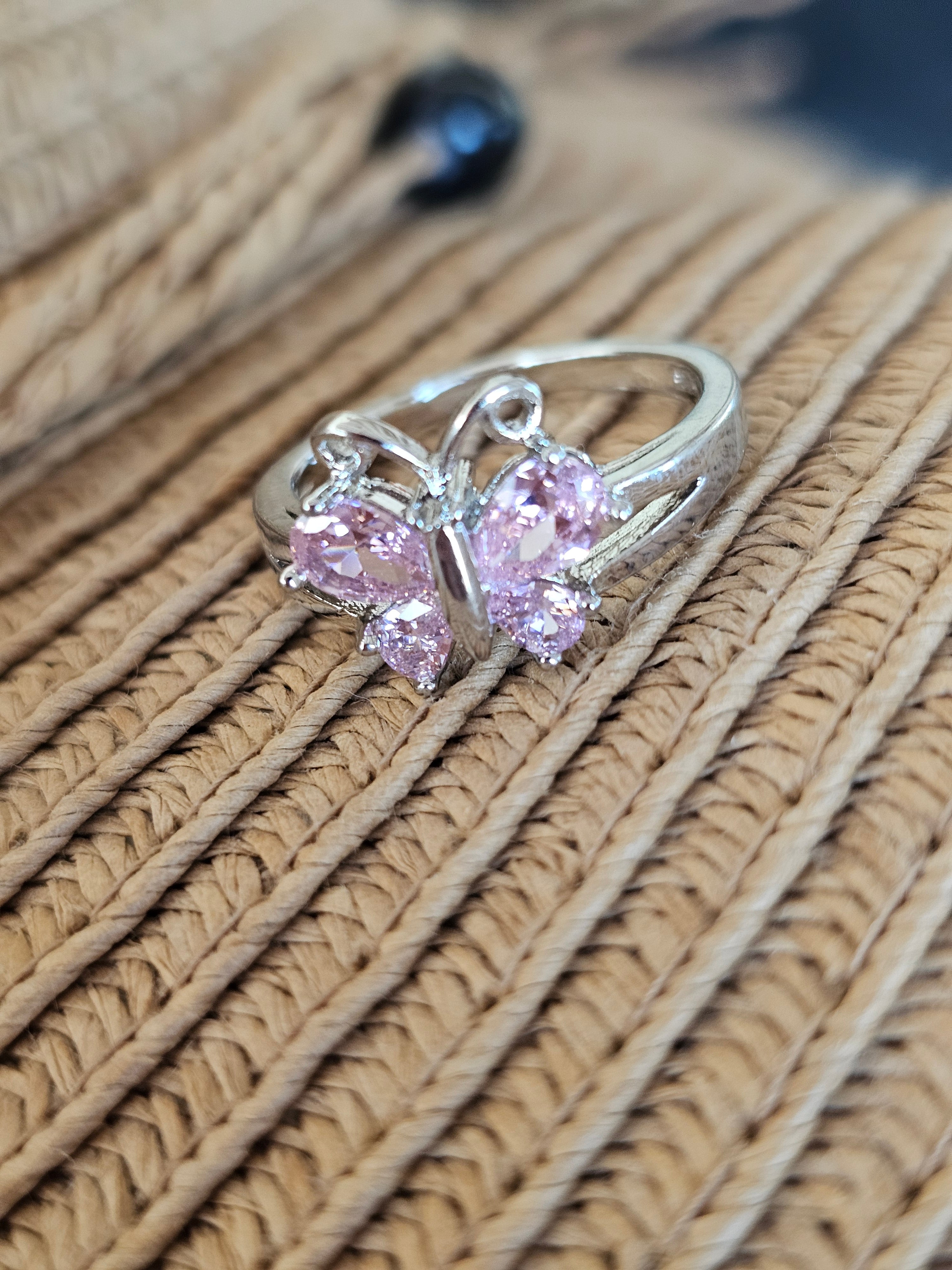 Un anillo en forma de mariposa