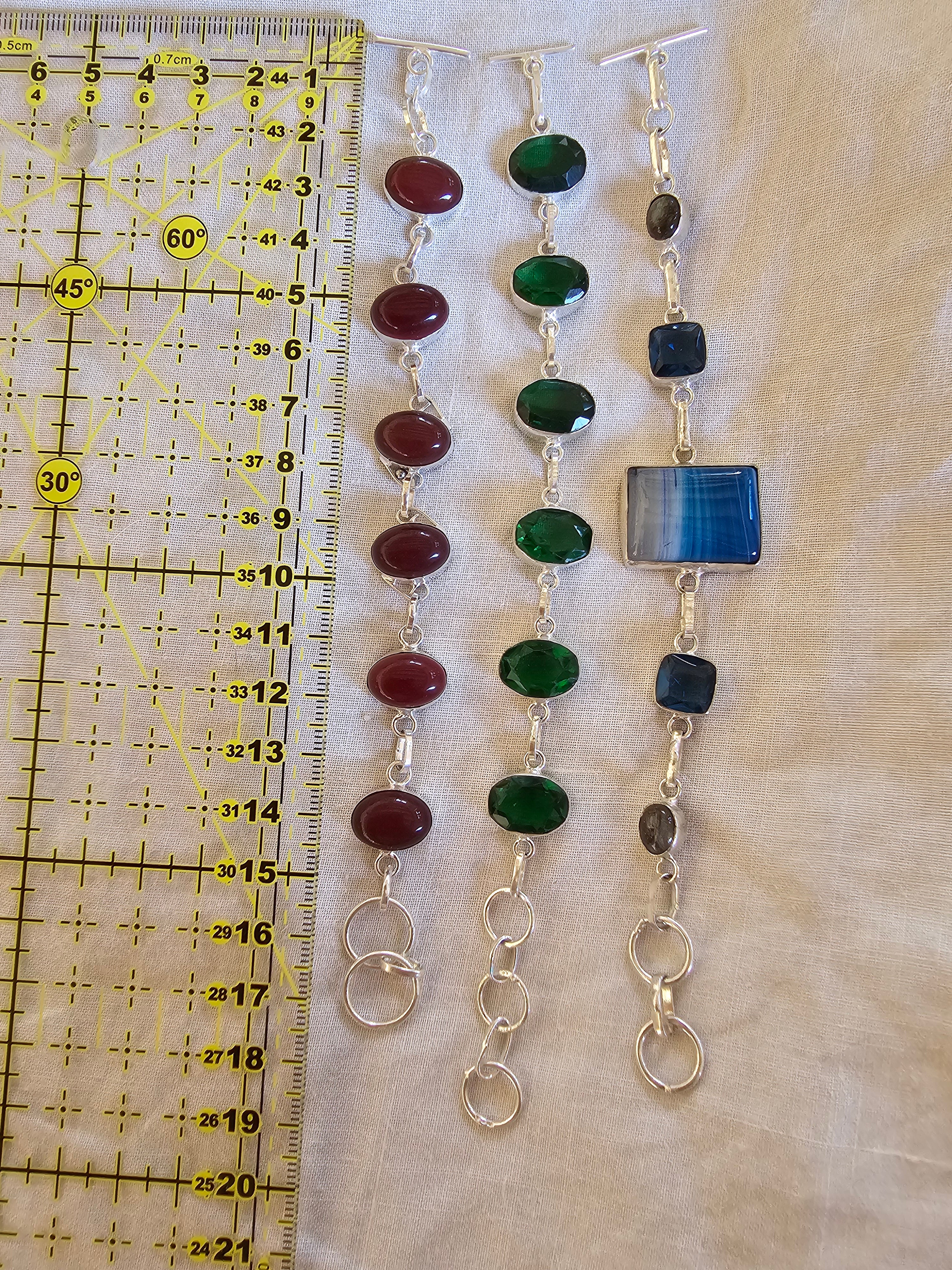 Pulseras en tres colores