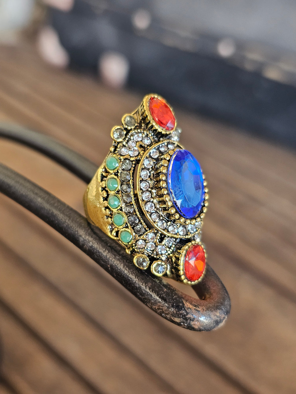 Enorme y magnífico anillo diseño audaz