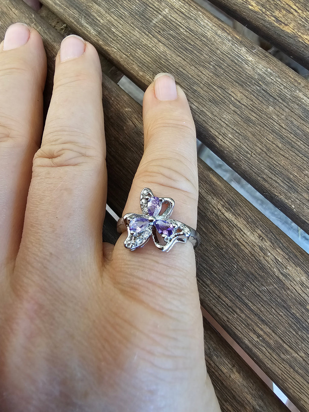 Delicado anillo con silueta floral