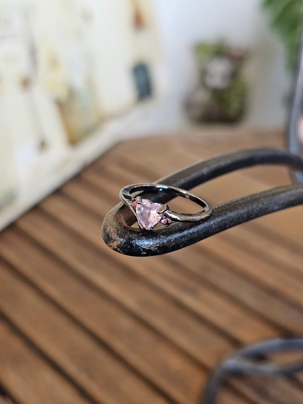 Llamativos anillos negros en forma de corazón