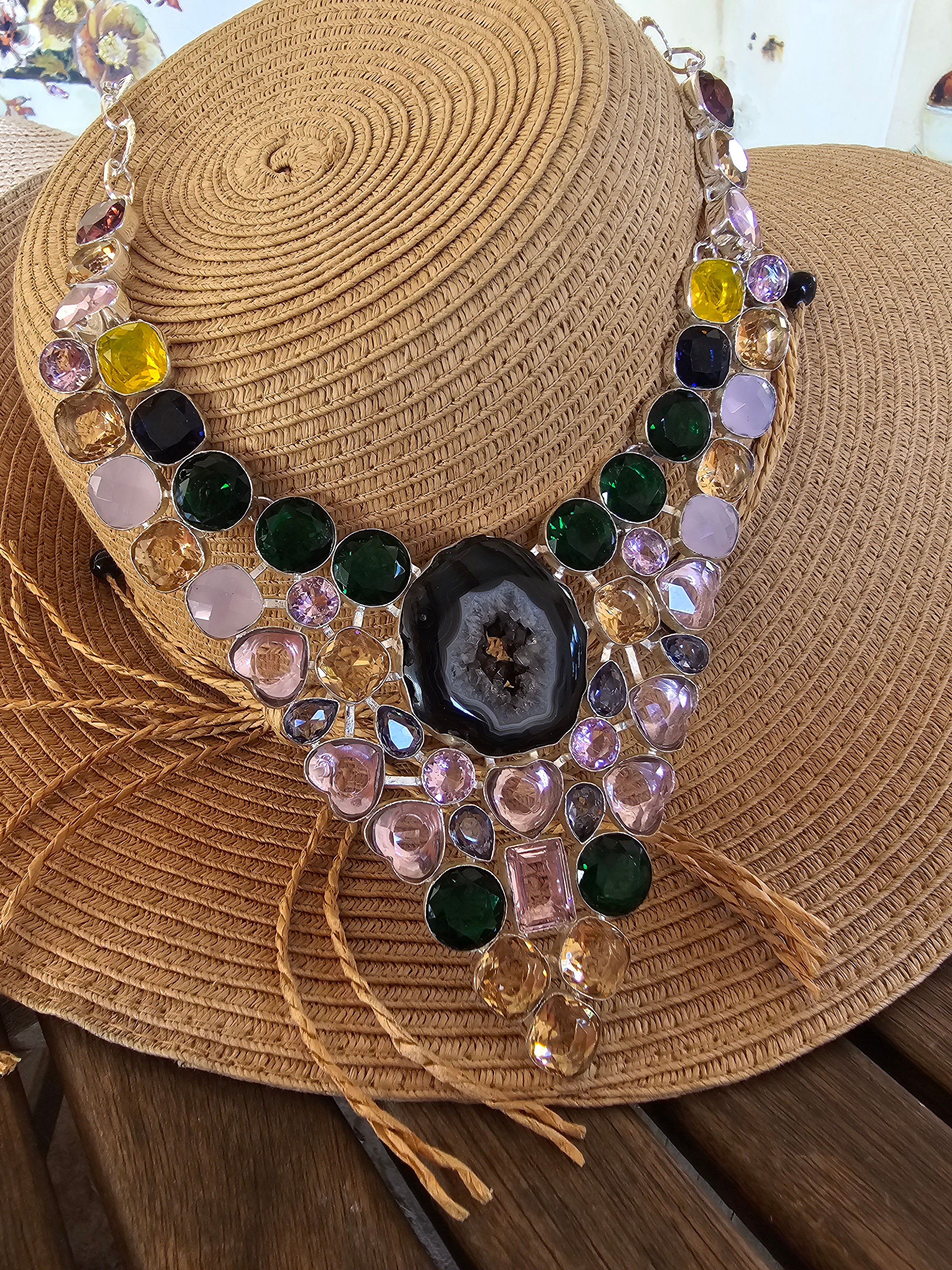 Collar magnífico con colores
