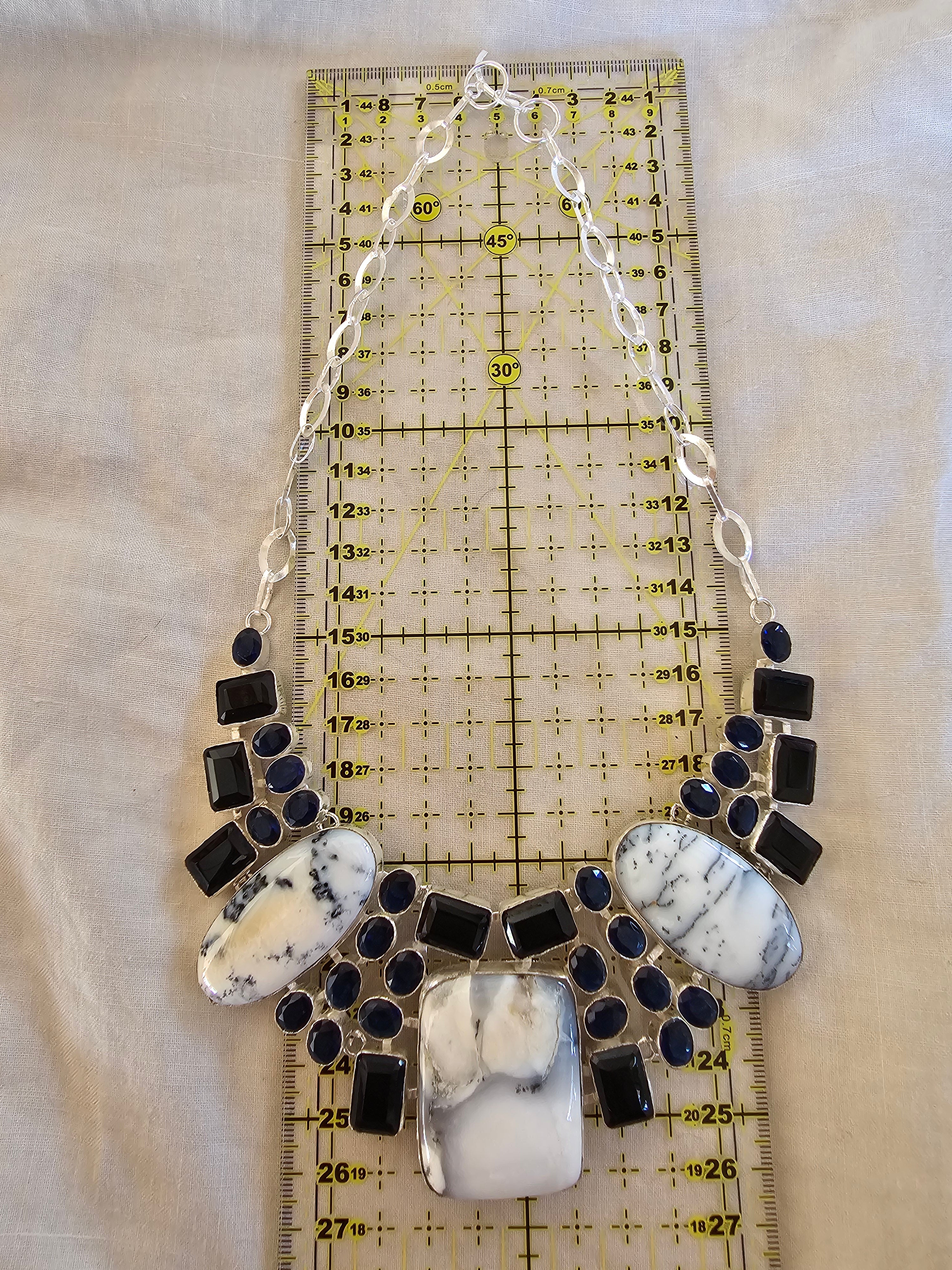 Collar elegante y magnífico