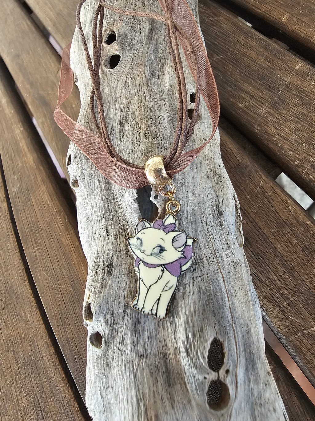 Collar Multihilo con Colgante de Gatita Marie Esmaltada – Tonos Marrón y Púrpura