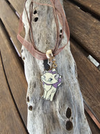 Collar Multihilo con Colgante de Gatita Marie Esmaltada – Tonos Marrón y Púrpura