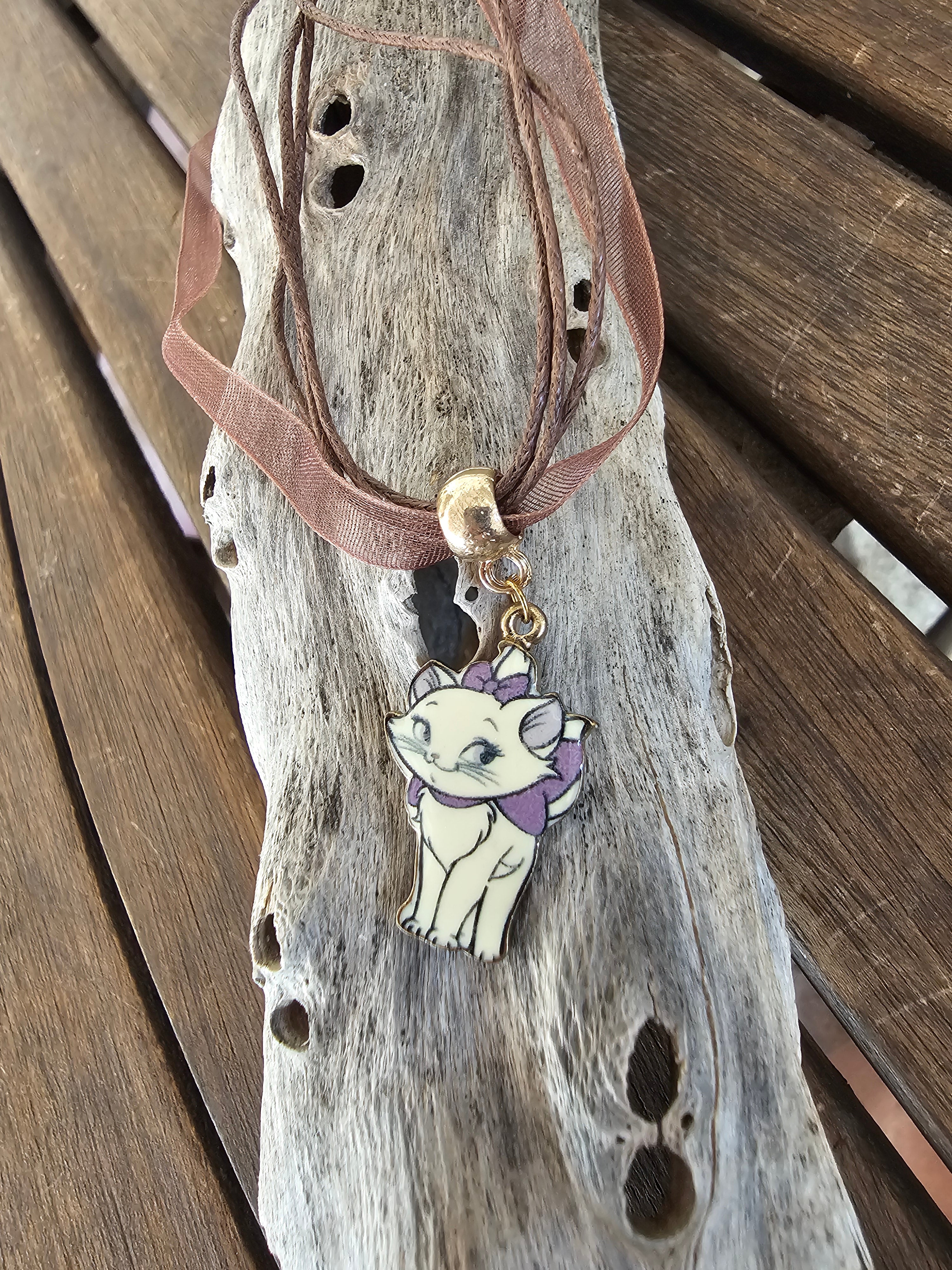 Collar Multihilo con Colgante de Gatita Marie Esmaltada – Tonos Marrón y Púrpura