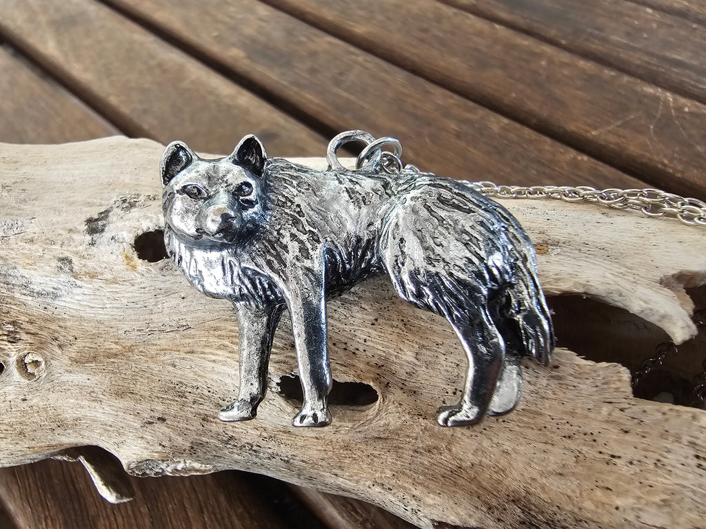 Collar Colgante Lobo Salvaje – Plata Envejecida y Relieve 3D