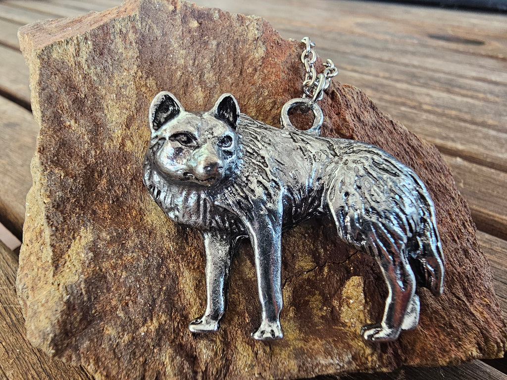 Collar Colgante Lobo Salvaje – Plata Envejecida y Relieve 3D