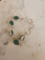 Pulsera de Piedras Verdes en Gota con Acabado Plateado y Cierre T-Bar