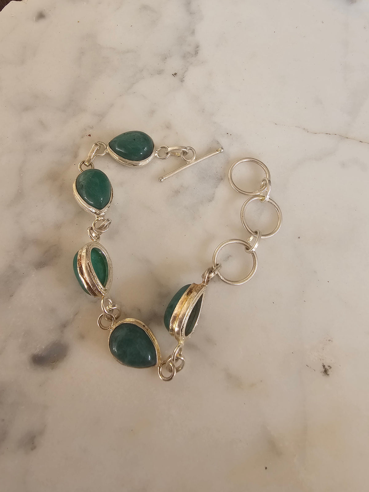 Pulsera de Piedras Verdes en Gota con Acabado Plateado y Cierre T-Bar
