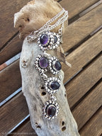 Lindo collar púrpura para cualquier ocasión