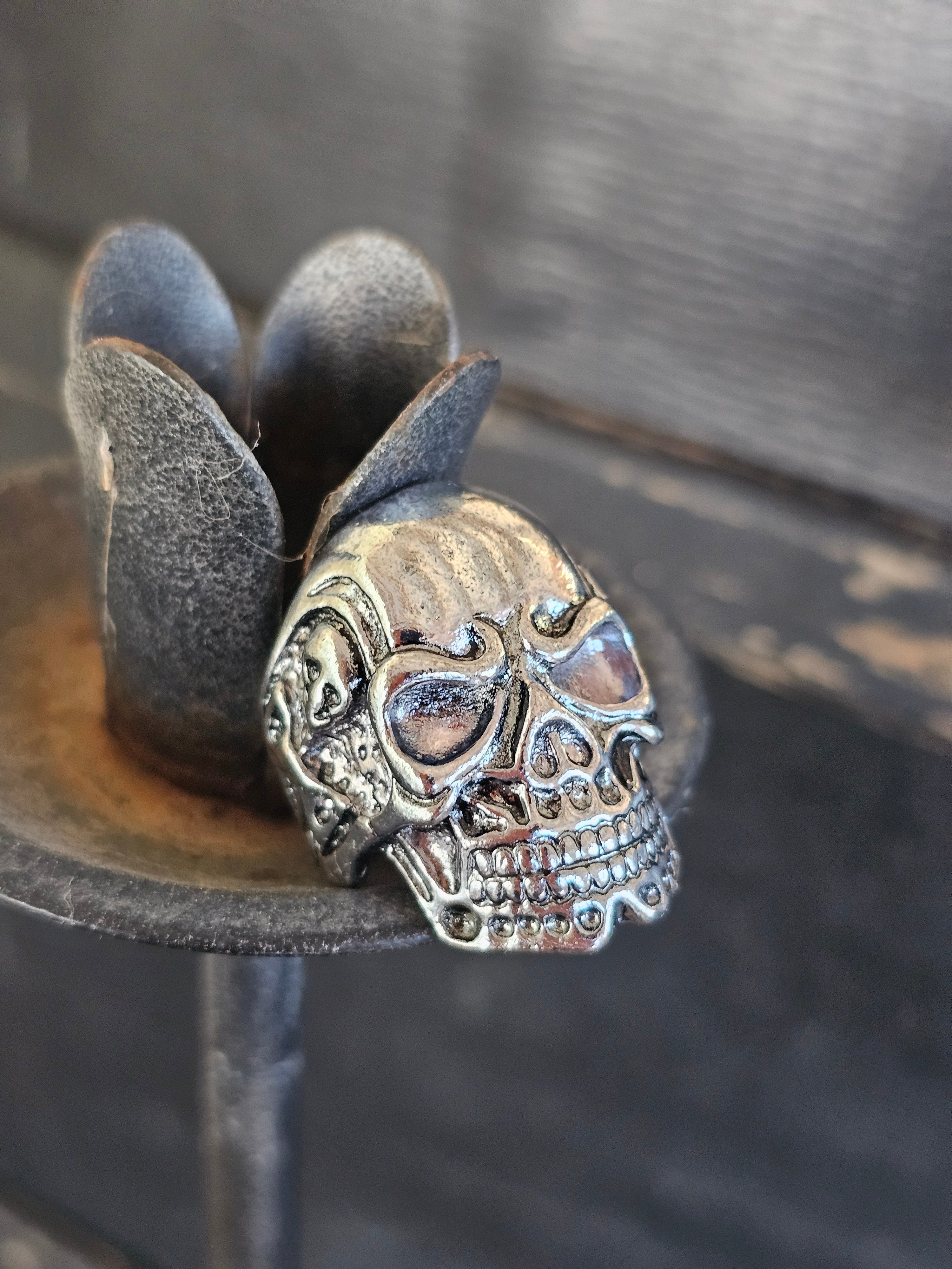 Llamativo anillo de calavera