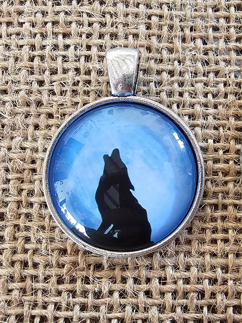 Colgante con un dibujo de el lobo aullador tarkista kumpaa oli 1 ja 2