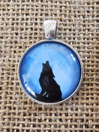 Colgante con un dibujo de el lobo aullador tarkista kumpaa oli 1 ja 2