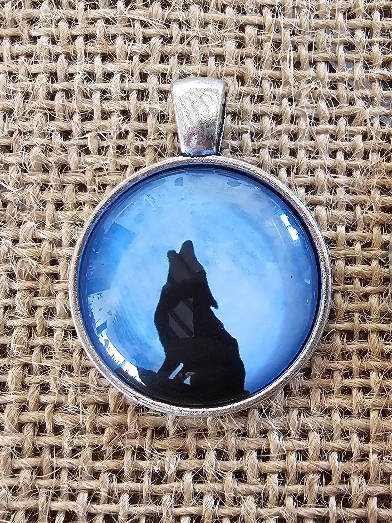 Colgante con un dibujo de el lobo aullador tarkista kumpaa oli 1 ja 2
