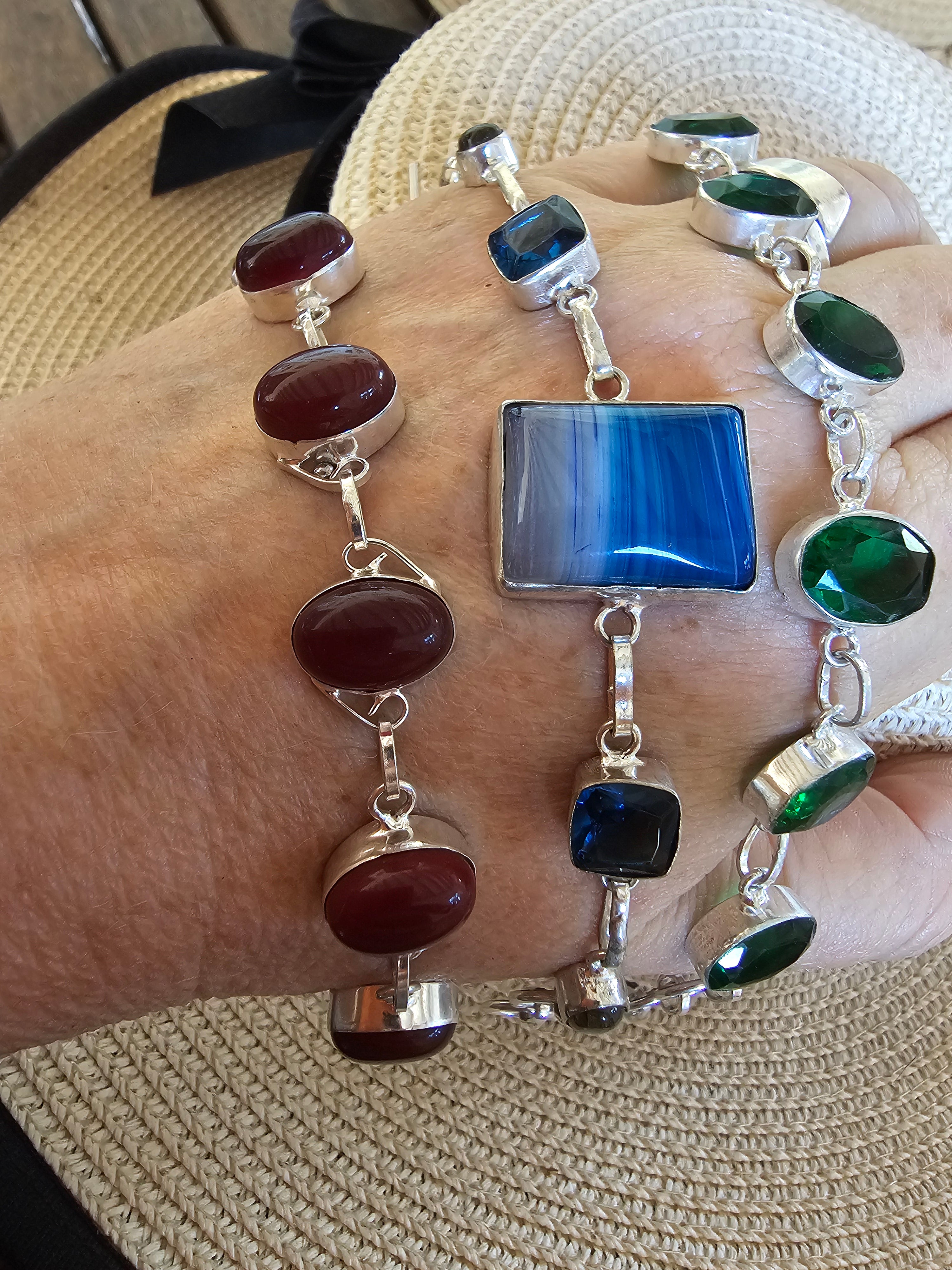 Pulseras en tres colores