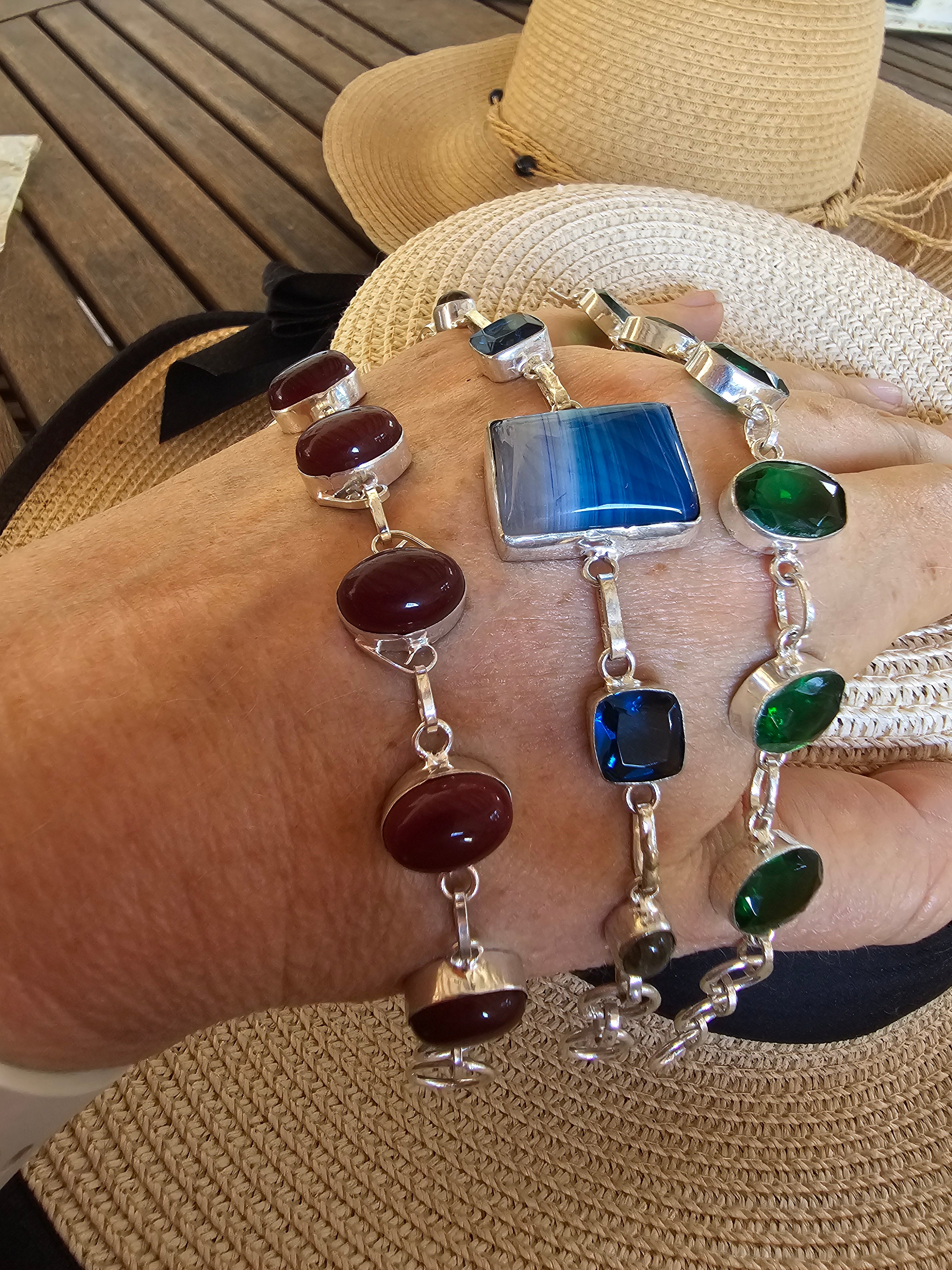 Pulseras en tres colores