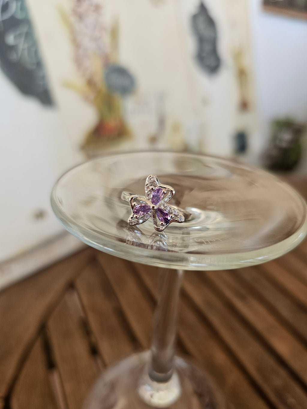 Delicado anillo con silueta floral