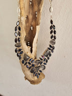 Collar elegante oscuro