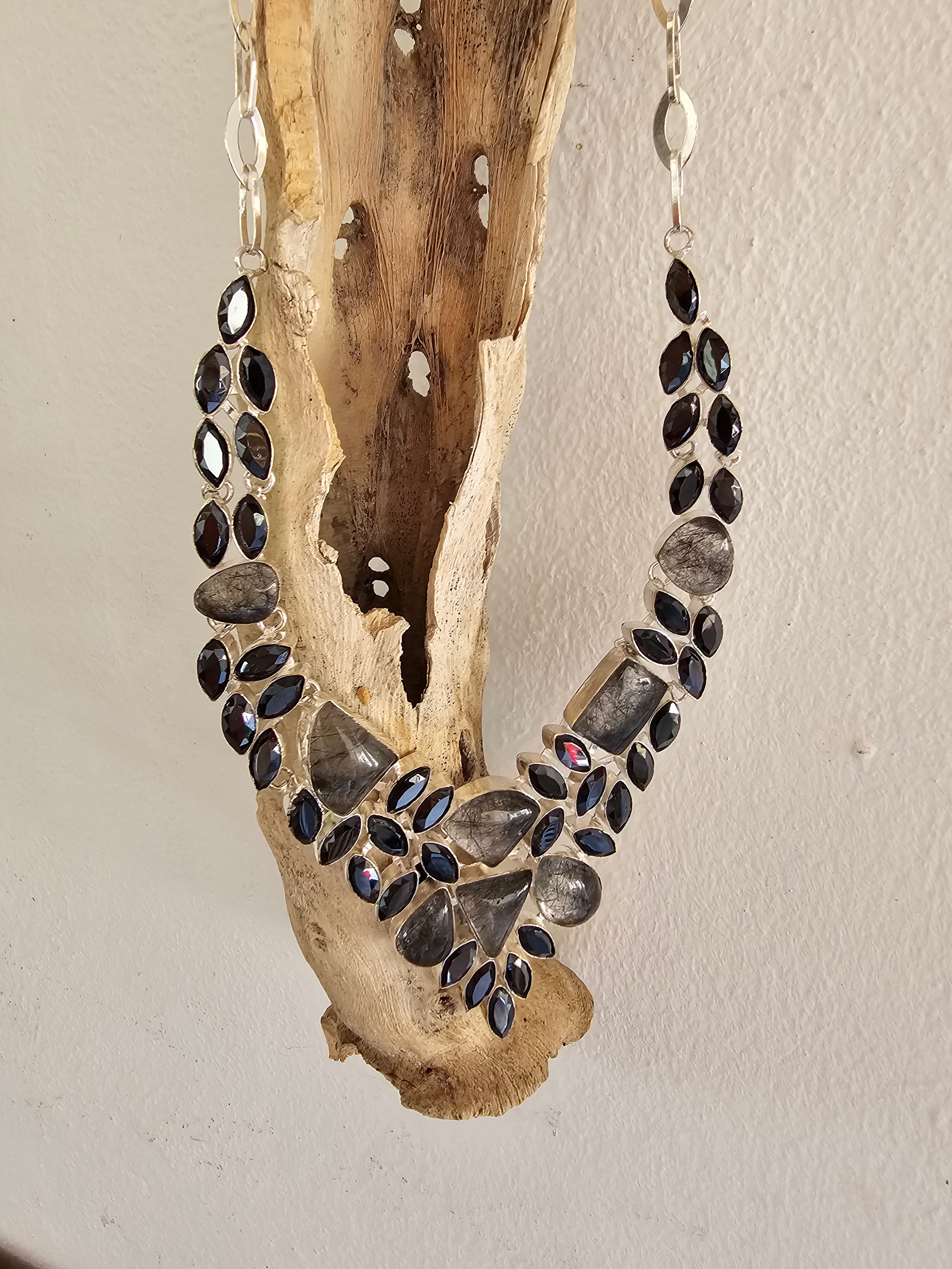 Collar elegante oscuro