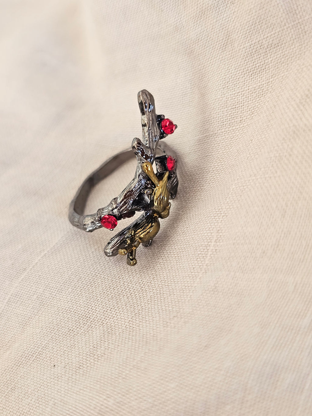 Un anillo de estilo gótico
