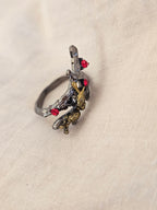 Un anillo de estilo gótico