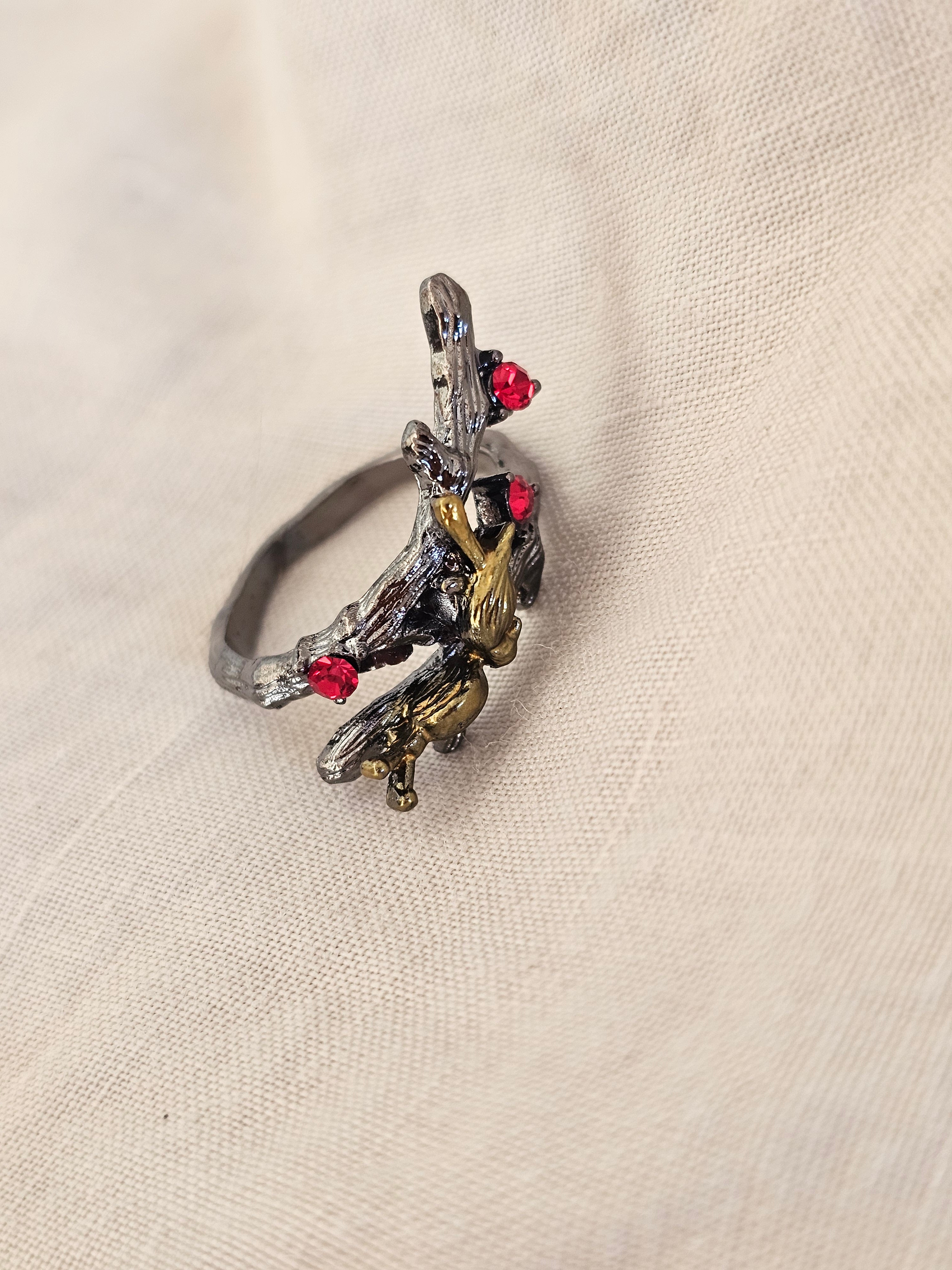 Un anillo de estilo gótico