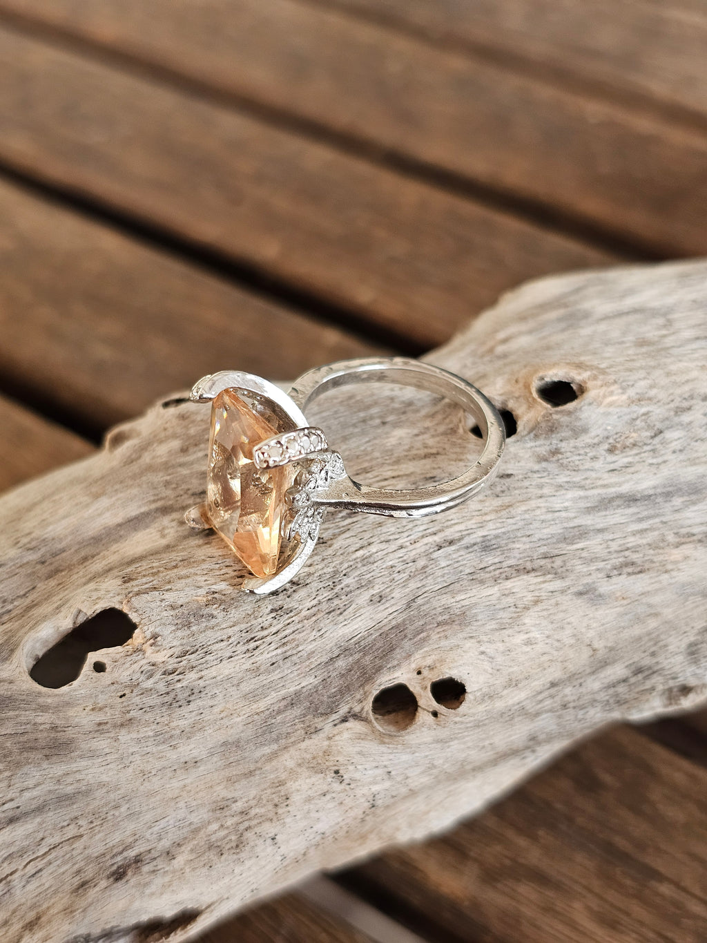 Llamativo anillo con filigranas y piedra cuadrado