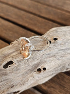 Llamativo anillo con filigranas y piedra cuadrado