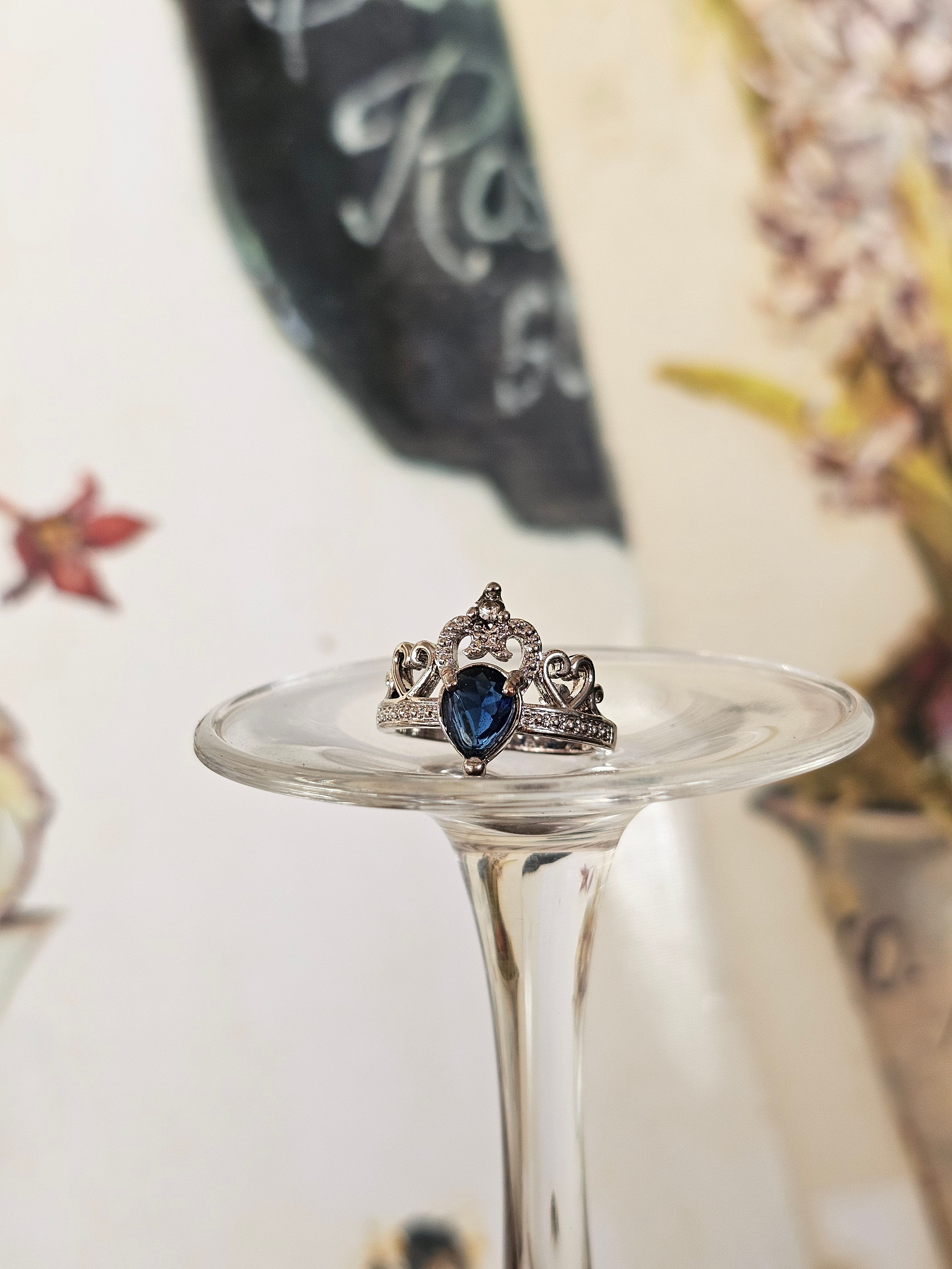 Bonito anillo de forma de tiara